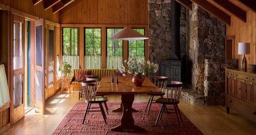 Ένα ρουστίκ καταφύγιο ανακαινίστηκε διατηρώντας την ψυχή του