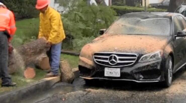 Καταστράφηκε αυτοκίνητο διάσημου σταρ από τη βροχή [εικόνες]