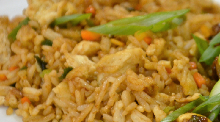 Παραδοσιακό κινέζικο τηγανιτό ρύζι με αυγό