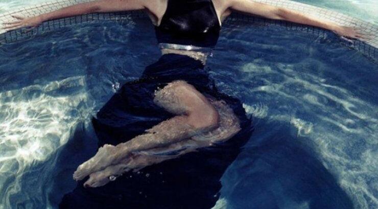 Χίλαρι Σουάνκ: Ολόγυμνη σε ρόλο σέξι γοργόνας [εικόνες]