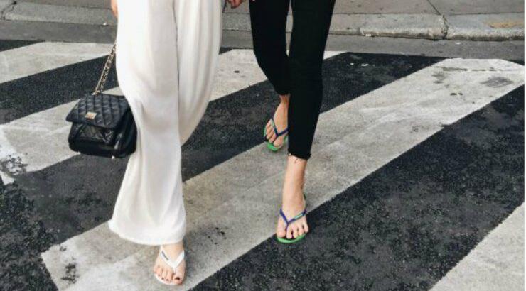 Βρήκαμε το πιο fashionable ζευγάρι σαγιονάρες του καλοκαιριού