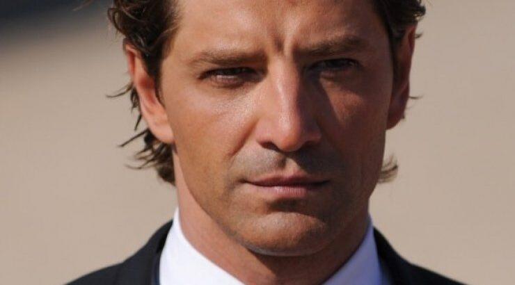 Ο Σάκης Ρουβάς φωτογραφίζεται ολόγυμνος [εικόνες]