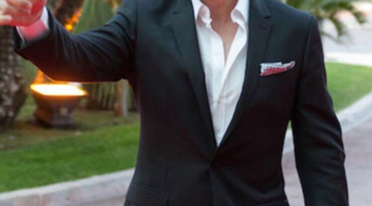 Τι φόρεσε ο Σάκης Ρουβάς όταν παρέλαβε το Greek Legend Award