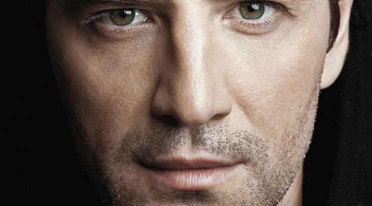 Σάκης Ρουβάς: Δείτε τον στο αεροδρόμιο της Αθήνας στην πτήση για Κύπρο!