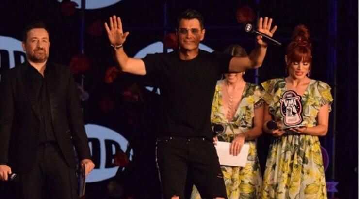 Πρωτοφανές σκηνικό στα βραβεία Mad στην Αθήνα. Δύο τραγουδιστές πιάστηκαν στα χέρια