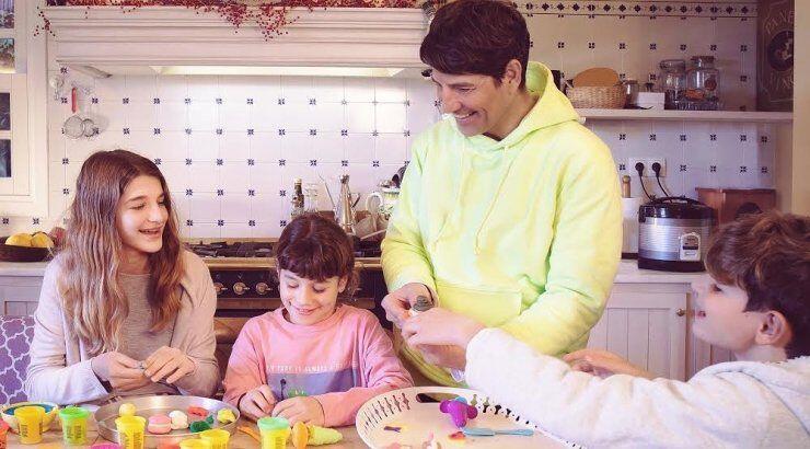 Σάκης Ρουβάς: Δείτε το απολαυστικό ντουέτο των παιδιών του που απαθανάτισε στην κουζίνα του σπιτιού τους [βίντεο]