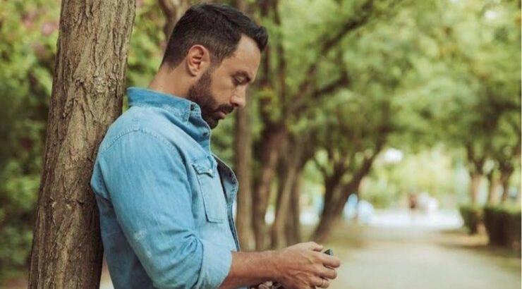 Σάκης Τανιμανίδης: Αγκαλιά με τη μητέρα του στο κέντρο της Αθήνας [εικόνα]