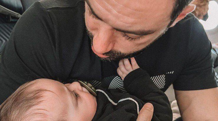 Χριστίνα Μπόμπα: Τσάκωσε τον Σάκη Τανιμανίδη να κοιμάται με τη μικρή Αριάνα στην αγκαλιά του [βίντεο]