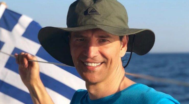 Σάκης Ρουβάς: Γυμνός στην παραλία