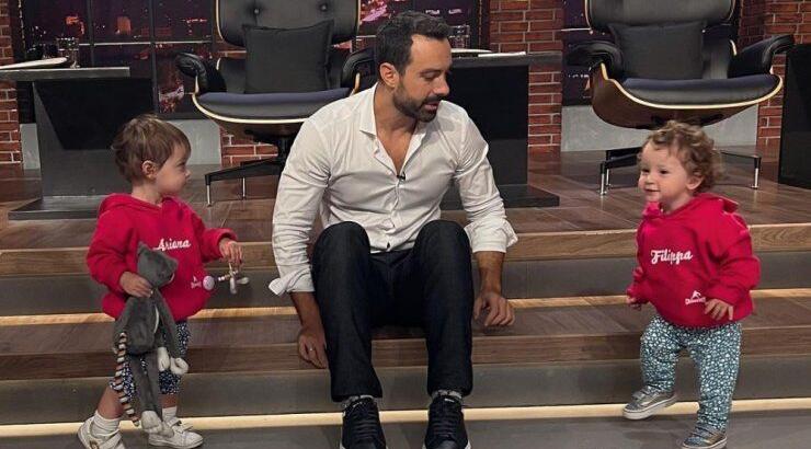 Σάκης Τανιμανίδης: Οι κόρες του τον γέμισαν ζωγραφιές σε κοιλιά και πλάτη [βίντεο]