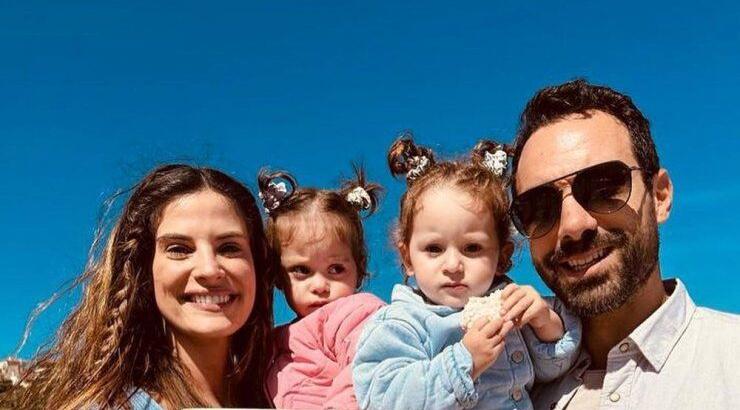 Τανιμανίδης – Μπόμπα: Η υποδοχή από τις δίδυμες στο σπίτι κατά την άφιξή τους από Κύπρο