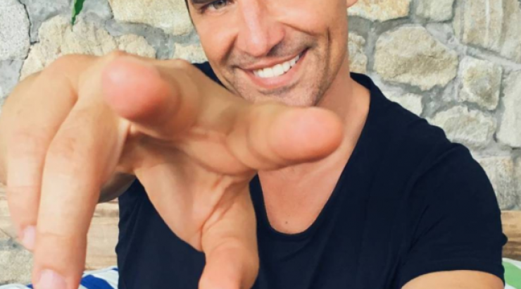 Ο Σάκης Ρουβάς μας δείχνει την εντυπωσιακή κουζίνα του σπιτιού του!