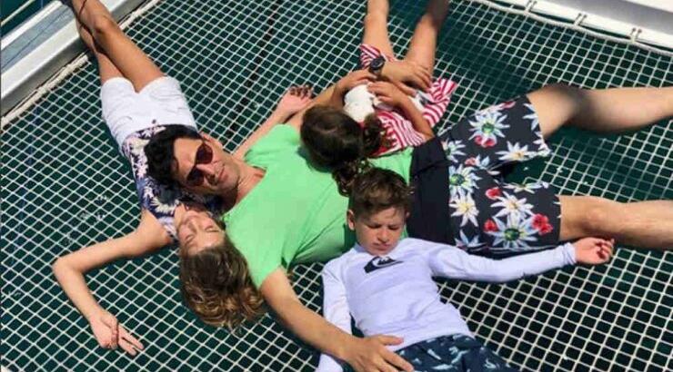 Ο Σάκης Ρουβάς κάνει SUP με τα τέσσερα παιδιά του και είναι ότι πιο όμορφο είδαμε φέτος τον Αύγουστο!