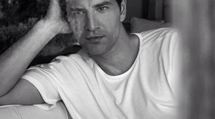 Κούκλος από κούνια! Δείτε τον Σάκη Ρουβά σε βρεφική ηλικία στην αγκαλιά της μαμάς του!