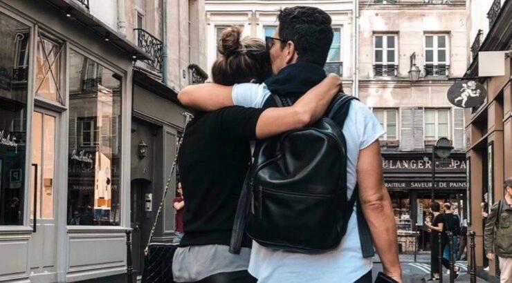 Σάκης Ρουβάς: Δείτε τον να τραγουδάει με μία κιθάρα σε δρόμο του Παρισιού! [εικόνες & βίντεο]