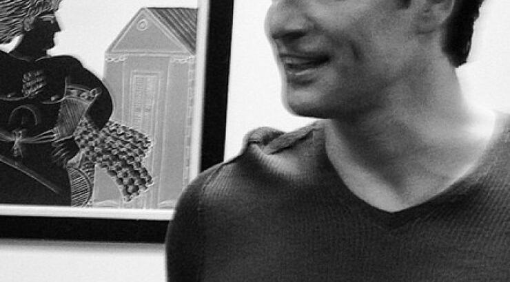 Νέα μόδα από τον Σάκη: Κυκλοφόρησε με διαφορετικά παπούτσια [βίντεο]