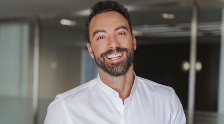 Ο Σάκης Τανιμανίδης γκούγκλαρε το όνομά του και δεν πίστευε τι ψάχνει ο κόσμος για εκείνον!