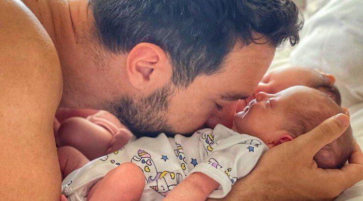 Σάκης Τανιμανίδης: Πρωινά παιχνίδια με τις δίδυμες κόρες του στη φύση! [βίντεο]