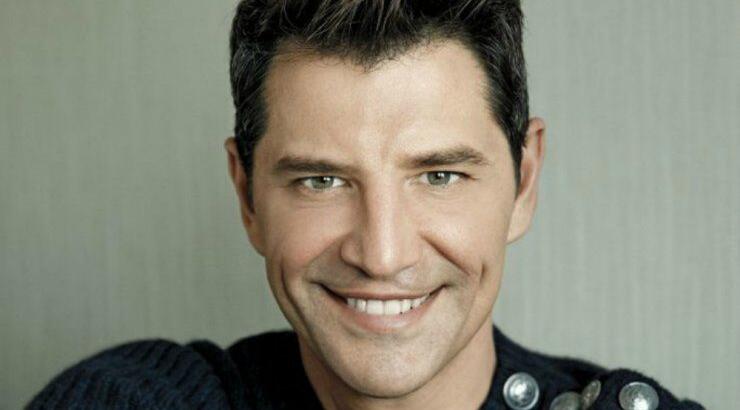 Σάκης Ρουβάς: Μιλά για τη φονική πυρκαγιά στην Ελλάδα. “Στο σπίτι ήταν ο μικρός μου γιος Απόλλωνας”