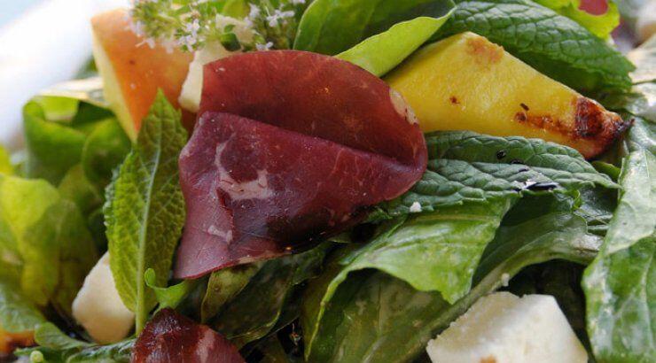 Σαλάτα με ψητά ροδάκινα