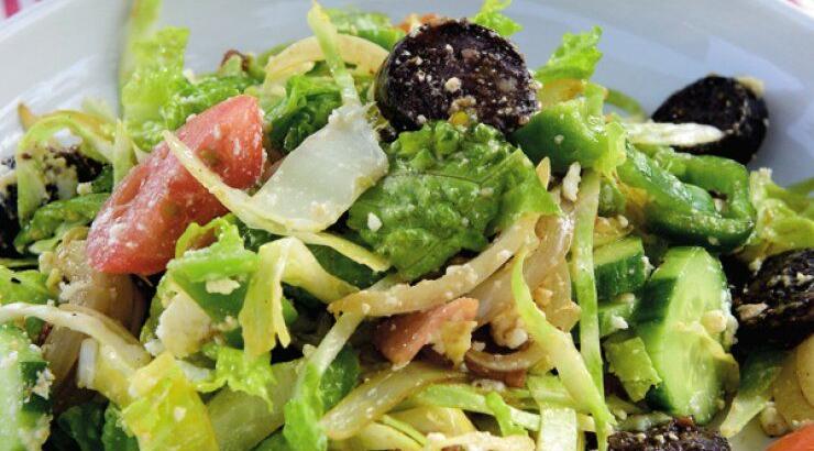 Σαλάτα με αλλαντικά και κρεμμυδάκια στο τηγάνι