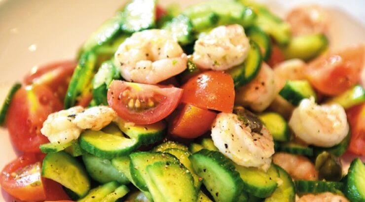Σαλάτα με γαρίδες, ψιλοκομμένο αγγούρι, λάιμ, κάπαρη και τοματίνια