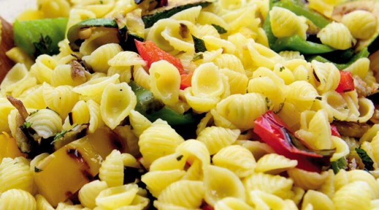 Σαλάτα ζυμαρικών με κρύα ψητά λαχανικά 