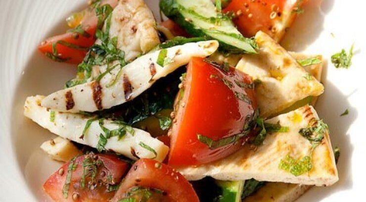 Ελληνική σαλάτα με χαλούμι