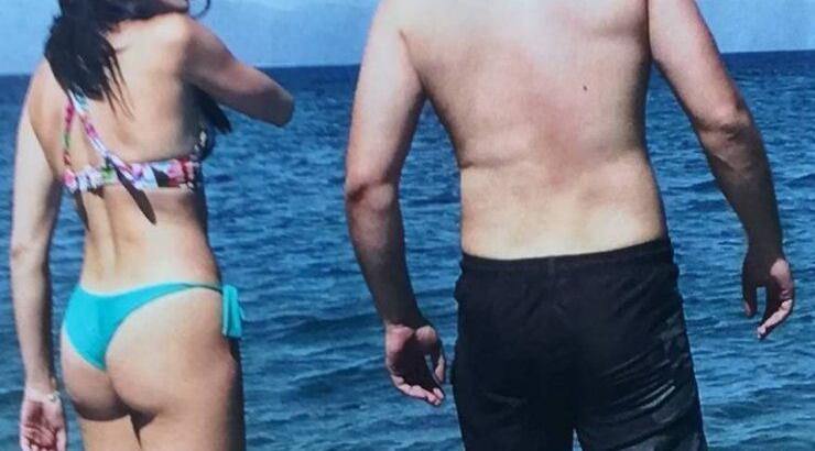 Τρυφερά φιλιά στη θάλασσα για επώνυμο Έλληνα με μελαχρινή καλλονή! [εικόνες]