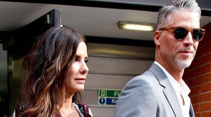 Πένθος για τη Sandra Bullock: Πέθανε ο σύντροφός της σε ηλικία 57 ετών 
