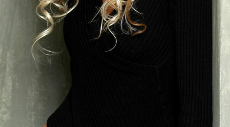 Ξανθιά Ελληνίδα παρουσιάστρια μεταφέρθηκε στο νοσοκομείο