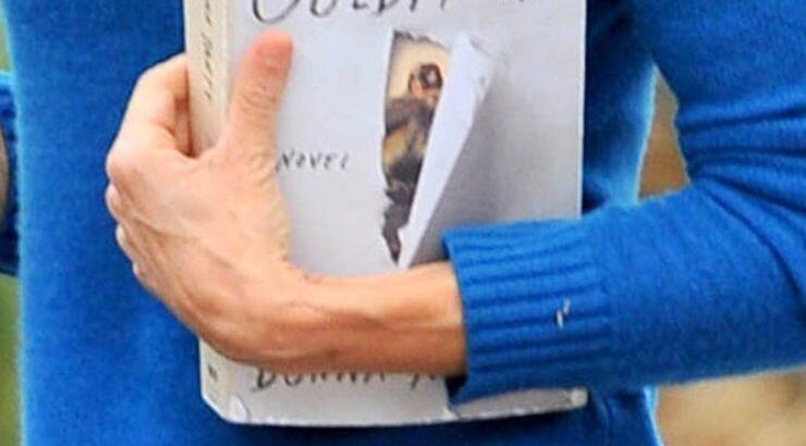 Ποια διάσημη σταρ διαβάζει αυτό τα βιβλίο;