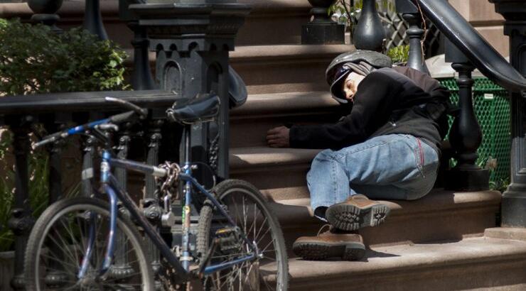 Απίστευτο κι όμως αληθινό! Δείτε ποιος κοιμήθηκε στα σκαλιά του σπιτιού της Sarah Jessica Parker [εικόνες]