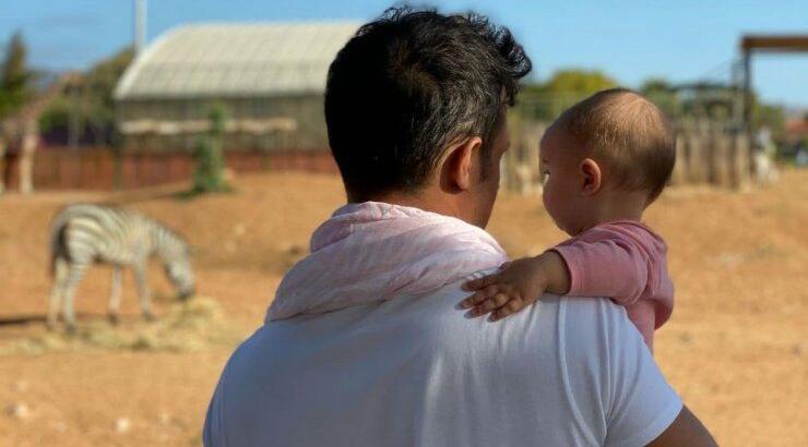 Σάββας Πούμπουρας: Μπήκε στην κουζίνα μαζί με την σχεδόν ενός έτους κορούλα του [εικόνα]