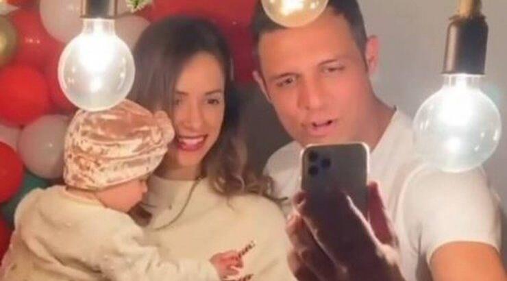 Σάββας Πούμπουρας: Δείτε πως τον εντοπίσαμε να κοιμάται μαζί με την ενός έτους κορούλα του [εικόνα]