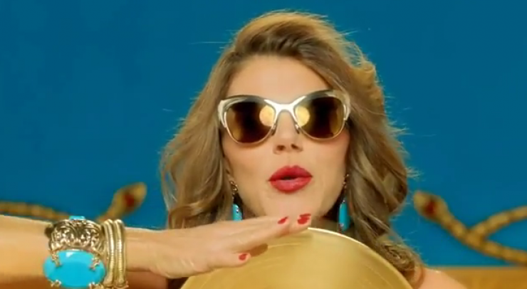 Η Dello Russo χορεύει και τραγουδάει