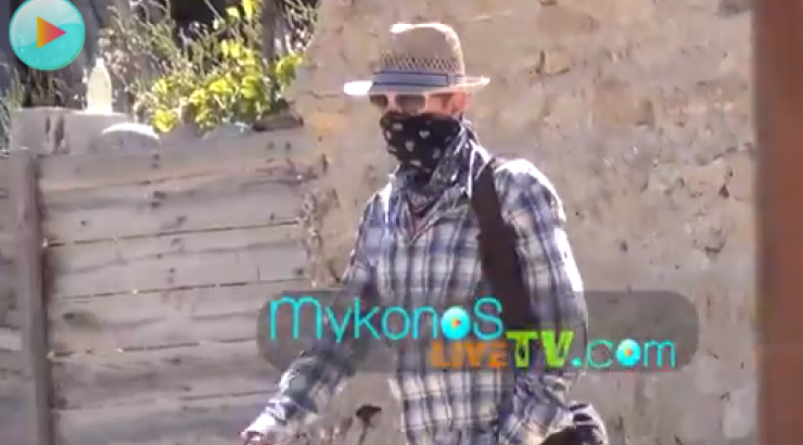 Κι όμως είναι ο Marc Almond και είναι στη Μύκονο