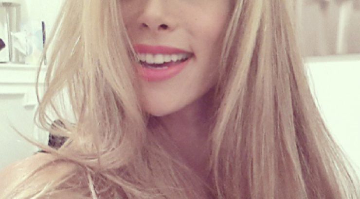 Οι σέξι πόζες της Στέλλας Δημητρίου