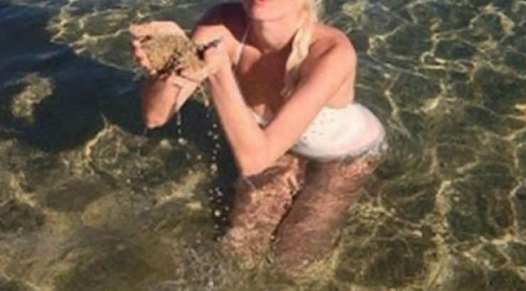 Η Τζούλια Αλεξανδράτου κάνει παιχνίδια μέσα στο νερό