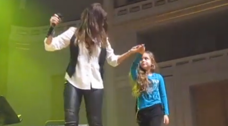 Άννα Βίσση: Χόρεψε κυπριακά στις Βρυξέλλες! [βίντεο]