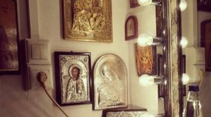 Ποιος Έλληνας τραγουδιστής έχει στο καμαρίνι του εικονοστάσιο;