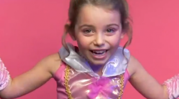 Μικρές «πριγκίπισσες» υπέρ του φεμινισμού [βίντεο]