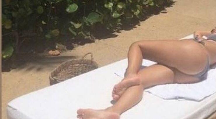 "Ανάβει φωτιές" με… τα οπίσθιά της!