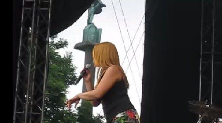 Η Παπαρίζου, τα φάλτσα, ο κορσές και το ξενέρωμα των θαυμαστών της [βίντεο]