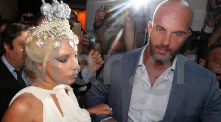 Δείτε το sexy σωματοφύλακα της Lady Gaga που καίει καρδιές!