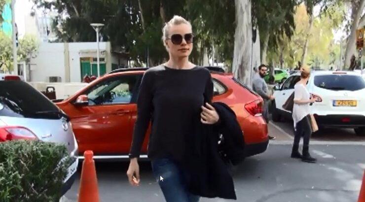 Ζέτα Μακρυπούλια: Έφτασε στο Δημοτικό Θέατρο Στροβόλου [βίντεο]