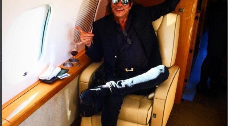 Ηλίας Ψινάκης: Τι απαντά μπροστά στις κάμερες όταν του ζητούν να βγάλει τα γυαλιά ηλίου