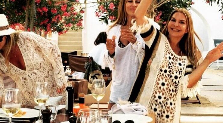 Κάτια Θεοδότου: Σε τρελά κέφια στη Μύκονο