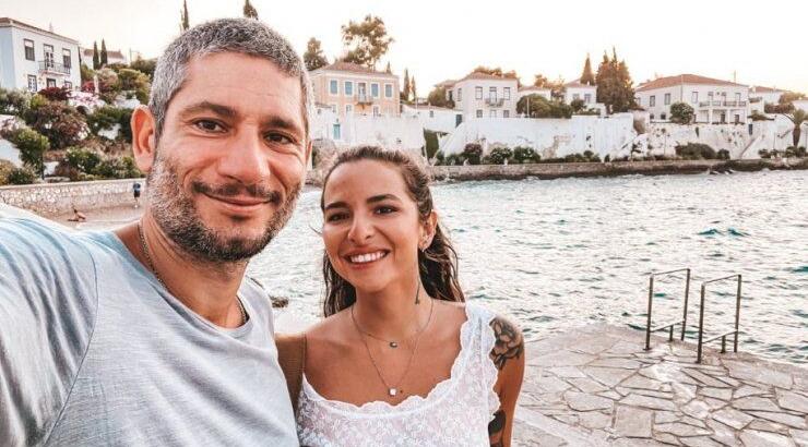 Εριέττα Κούρκουλου: Πήγε σε διαμαρτυρία στο σύνταγμα με τον σύζυγο και τον 6 μηνών γιο τους [εικόνες]