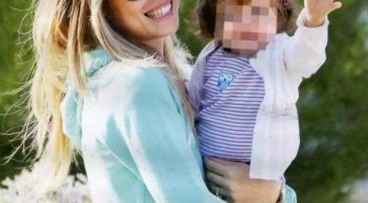 Μαριέττα Χρουσαλά: Αγκαλιά με την ενός χρονών κόρη της, Μάργκω